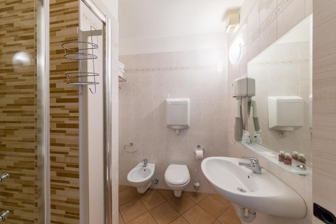 New Garden Hotel Torbole Sul Garda Bagian luar foto