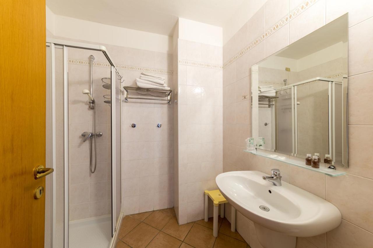 New Garden Hotel Torbole Sul Garda Bagian luar foto