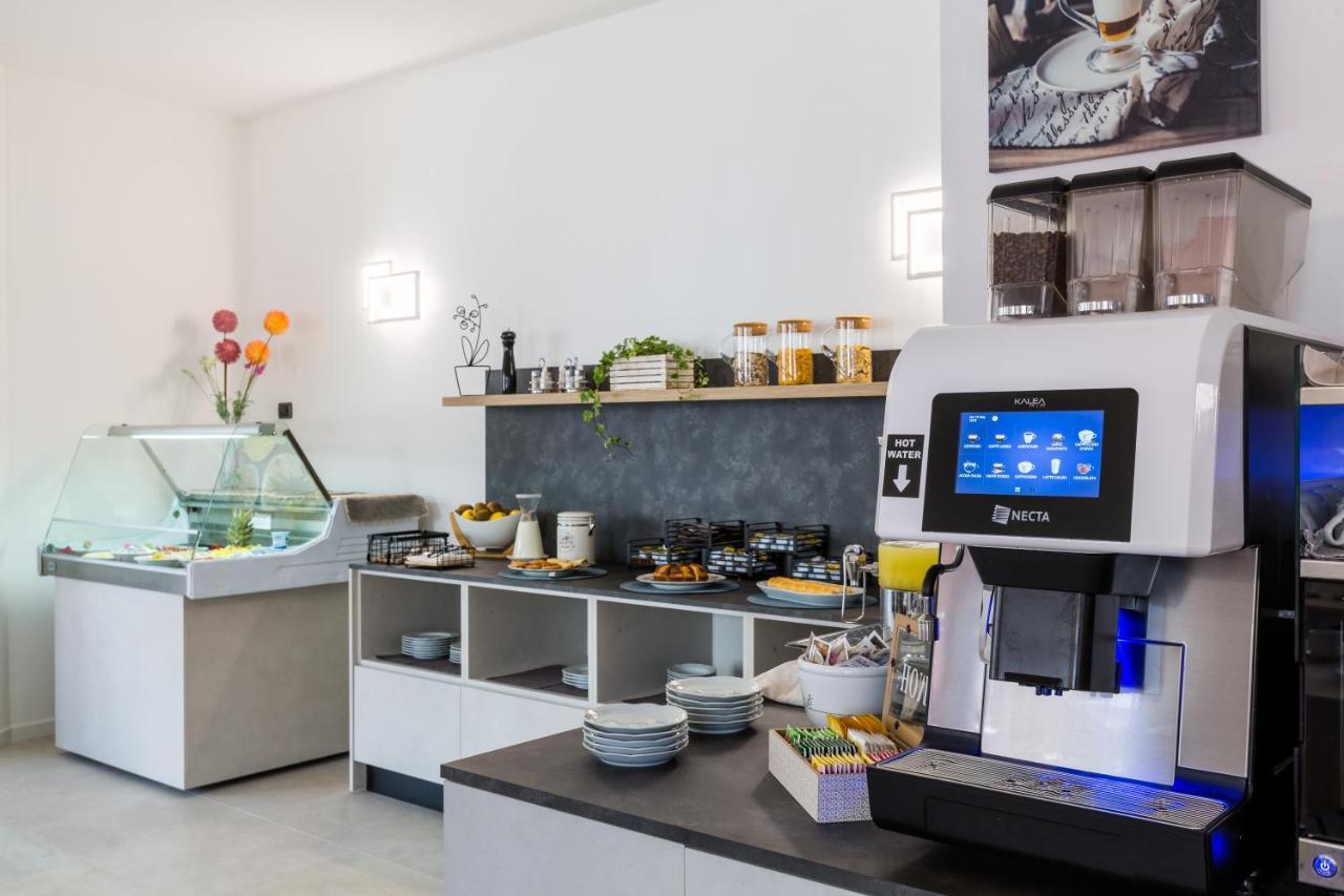 New Garden Hotel Torbole Sul Garda Bagian luar foto