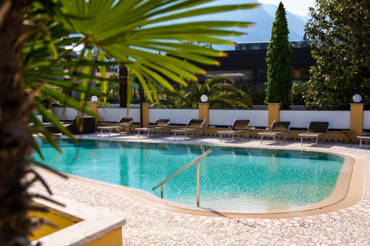 New Garden Hotel Torbole Sul Garda Bagian luar foto